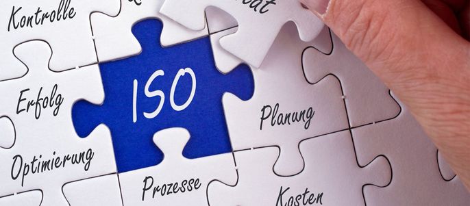 Ein Puzzle und das letzte fehlende Stück wird auf die Bezeichnung "ISO" gelegt.